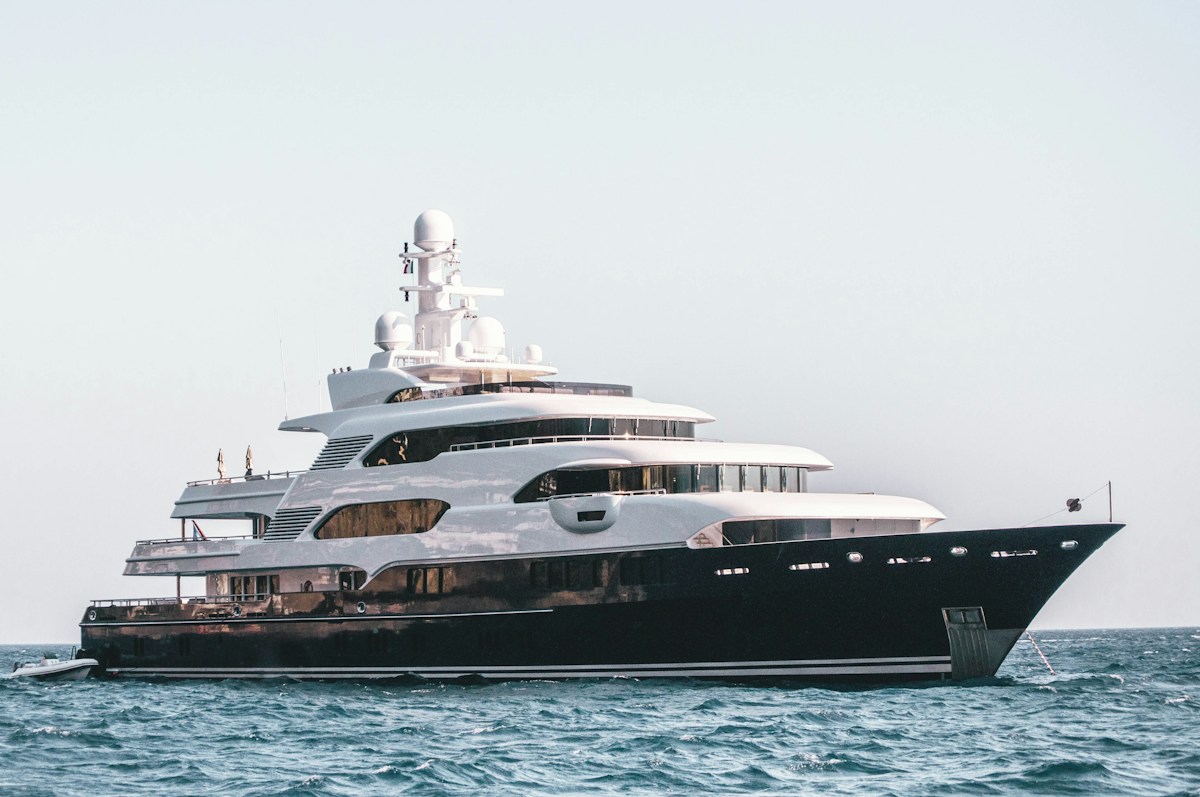 Superyacht de luxe en navigation hauturière