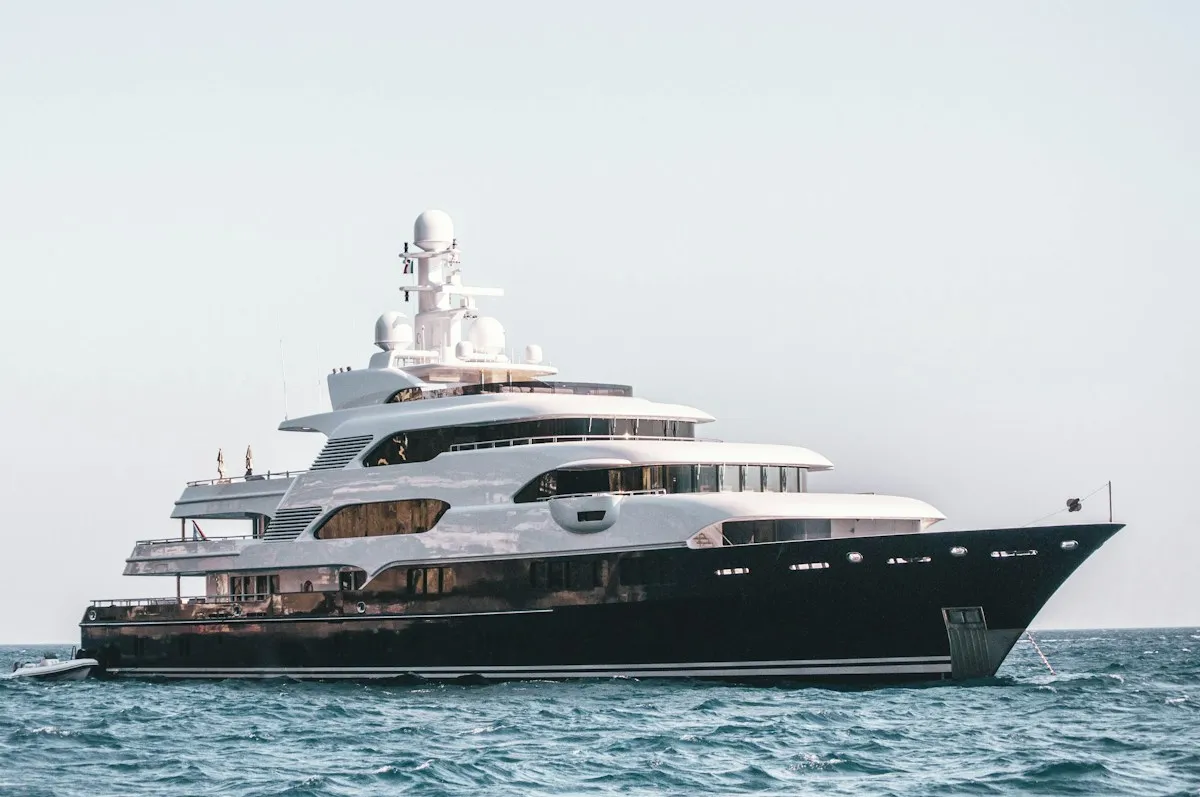 Superyacht de luxe en navigation hauturière